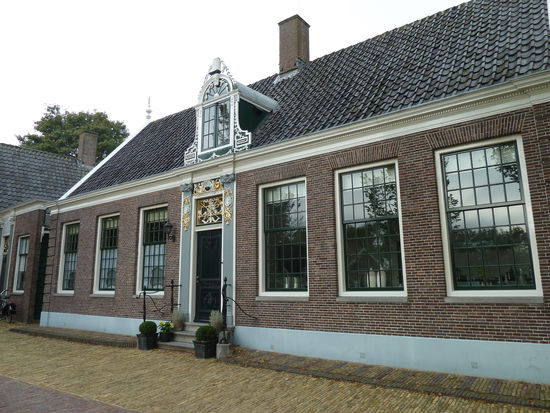 Selbst ein ehemaliges offizielles Gebäude wurde hierher transloziert und beherbergt heute ein gepflegtes Restaurant.