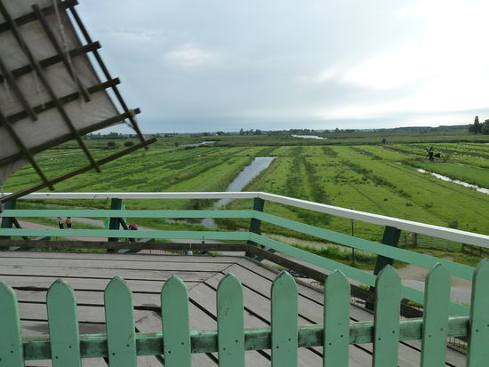 auf dem Außenbalkon darf man natürlich nicht rundlaufen, da die Windräder in Bewegung sind
Ein Video der  Farbmühle ist hier zu sehen.