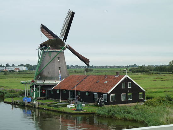 Diese Mühle gehört dem Typ der Kappen- oder Haubenmühlen an. Nur die Kappe mit dem Flügelrad wird mit Hilfe des Krühwerks gedreht
