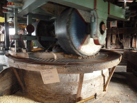 das im Prinzip schon in der Farbmühle gesehene Mahlwerk, mahlt zunächst die Erdnüsse klein,