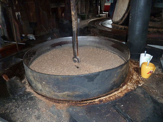 dann wird durch Erhitzen daraus ein Brei, der in Leinensäcke gefüllt,