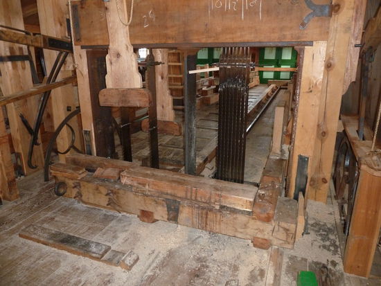 zwei Bahnen zum Sägen ganzer Stämme - rechts mit einer Batterie von Sägeblättern