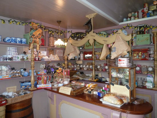 kleiner Süßwarenladen im Stil eines Tante-Emma-Ladens