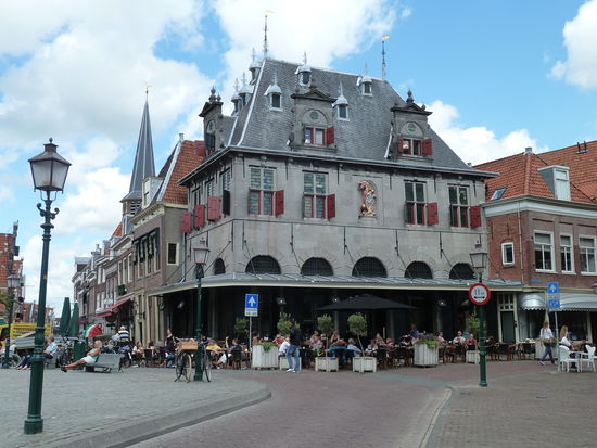 am Marktplatz befindet sich ein Straßencafé für einen Mittagssnack