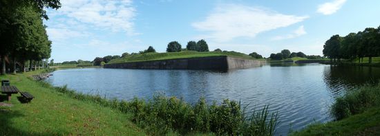beeindruckend sind die breiten Wassergräben - die sogar sechs Ravelins als Inseln umfließen