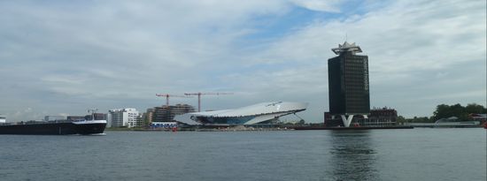 und fahren zunächst im Uhrzeigersinn um die Centraal Stration herum