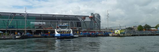 an den Ufern von Het IJ entstehen zahlreiche Bauten in moderner Architektur