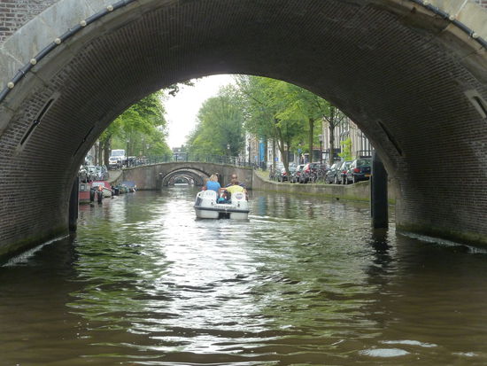 mit Blick in die viele Quergrachten mit unzähligen Brücken