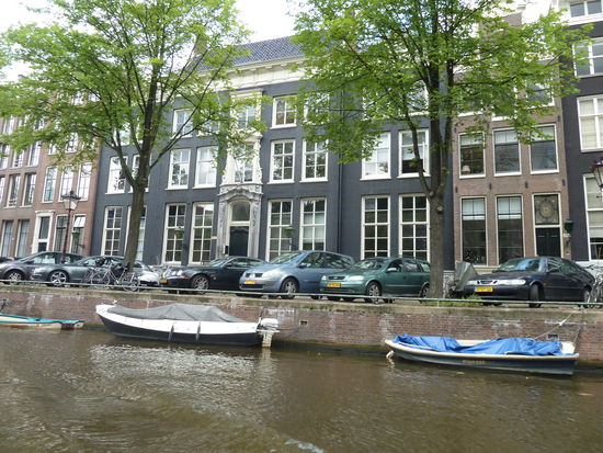 in den drei parallelen Grachten (Heren-, Prinsen- und Kaizers-) liegen zahlreiche der Prachthäuser, die z.T. mit ihren Grundstücken den Zwischenraum voll ausschöpfen (dazu später bei kleine Museen II)