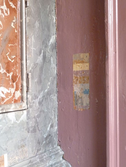 bei der Restauration hat man an dieser Stelle zur Dokumentation die verschiedenen Farbschichten freigelegt und belassen.