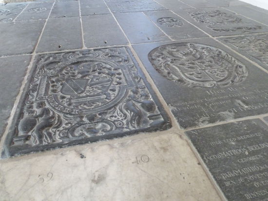 und 
der Grabplattengang , unter dem 2500 Gräber, darunter das von Rembrandts Frau Saskia, liegen.