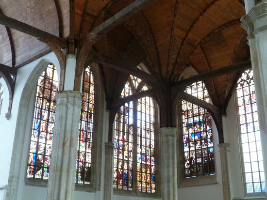 die bleiverglasten Kirchenfenster