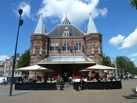 von der ersten Reihe läßt sich das bunte Treiben auf dem Nieuwmarkt beobachten.