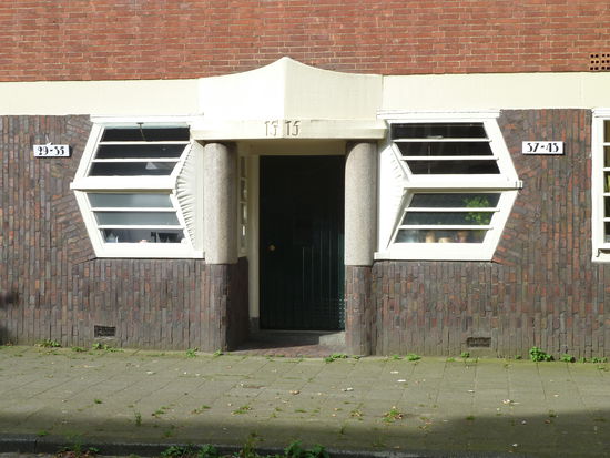 eigenwilliger aber typischer Hauseingang der Amsterdamer Schule