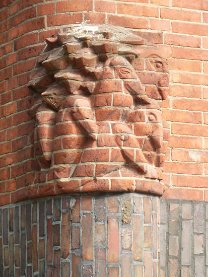 im Bild oben am linken Hausrand - eine Skulptur von Raben aus Backstein gehauen als Symbol der Postwege