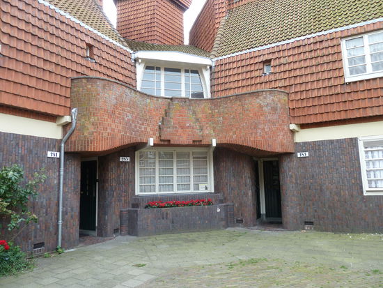 Die einzige Wohnung, die zu besichtigen ist, liegt unterhalb des Zierturmes über 2 Etagen.