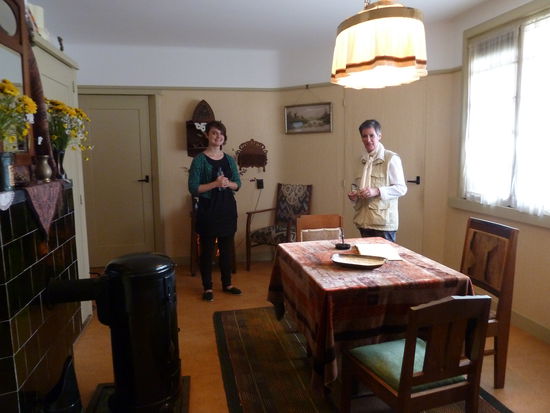 Wir hatten eine sehr freundliche Studentin, die uns die Details des 'het Schip' kenntnisreich und engagiert näher gebracht hat. Der Enthusiasmus dieser jungen Dame für den Architekten und sein Werk wirkte ansteckend.