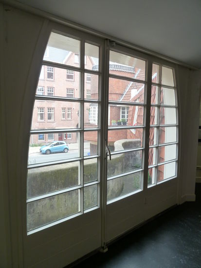 von der ersten Etage kann man auf einen 'Balkon' treten, der diesen Namen eigentlich - wie bei vielen Jugendstilbauten - nicht verdient.