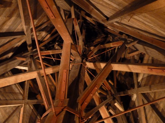 man darf aber einen Blick in die Holzkonstruktion werfen!