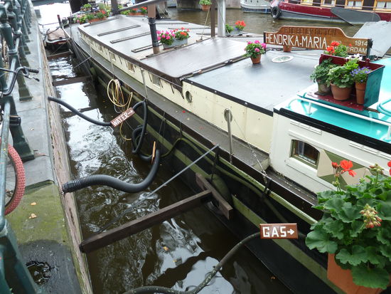 und hat feste Anschlüsse für Gas und Wasser