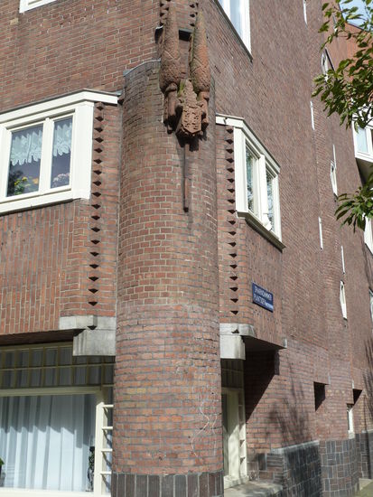 Backsteinverzierungen an den Häuserecken