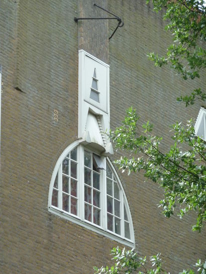 sowie interessante Fensterformen in den Obergeschossen