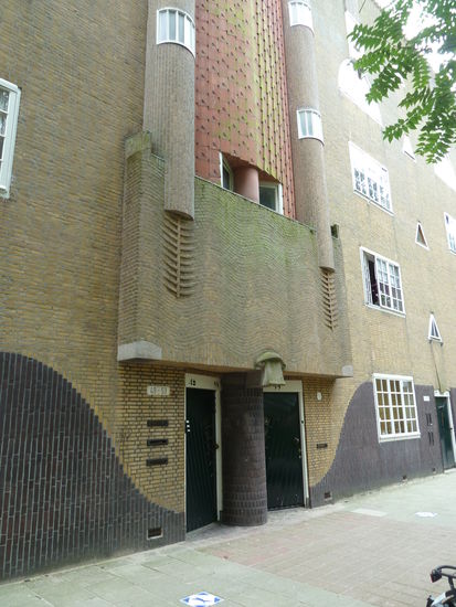 auch hier erhielt das Treppenhaus in der Fassade wieder eine besondere Schmuckgestaltung