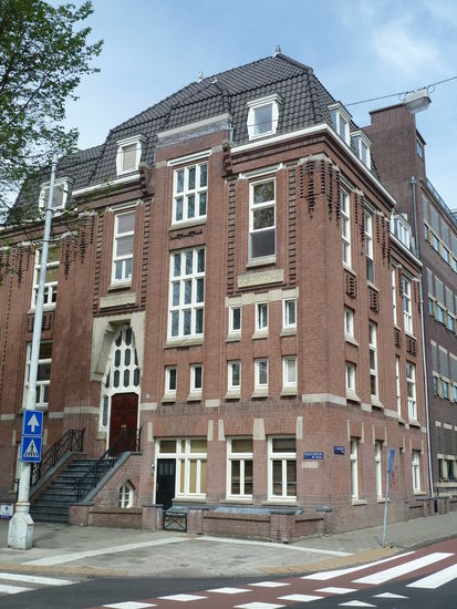 Am Valeriusplein steht ein weiteres Gebäude - Psychologisches Institut - im Stil der Amsterdamer Schule -