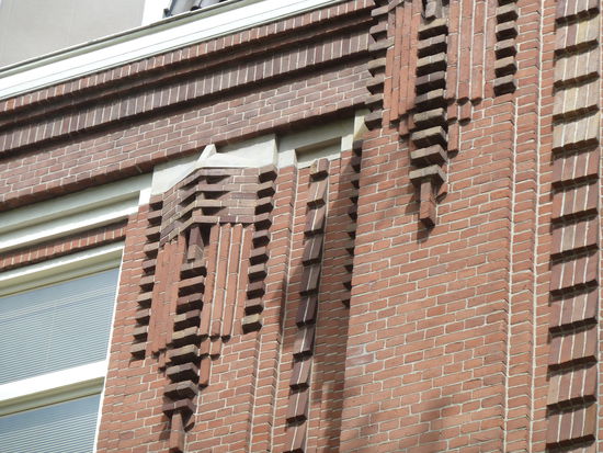 und aufwändiger Backsteinornamentik