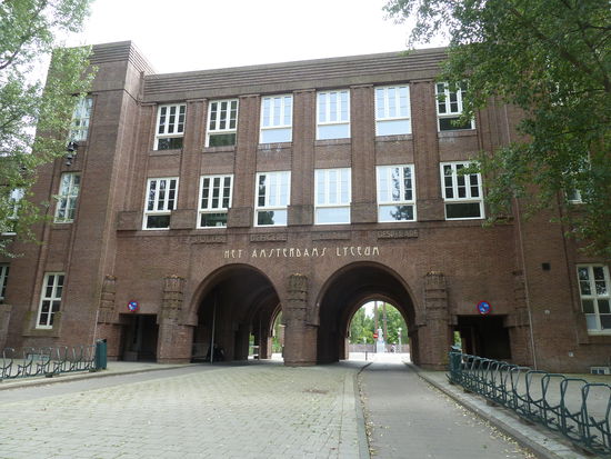 eigentliches Ziel, als wir aus der Tram ausstiegen, war 'het amsterdams lyceum' - Das Schulgebäude am Valeriusplein wurde 1920 bezogen. Es ist ein Entwurf der Architekten Hermann und Jan Baanders im Stil der Amsterdamer Schule.