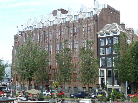 Durch die starke Gliederung der Fassade hat auch das große Gebäude keinen massiven Charakter.