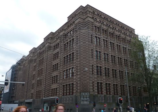 Das art-Deco-Gebäude aus den 20er Jahren des vorigen Jahrhunderts liegt in der Vijzelstraat zwischen Keizer- und Herengracht