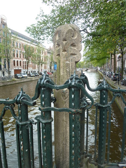 auch die Brücke über Keizergracht zeigt art-deco-Elemente