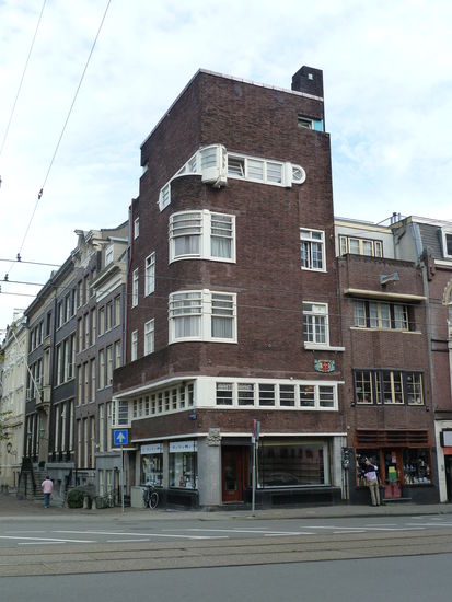 an der gegenüberliegenden Seite der Vijzelstraat kann man wieder Einflüsse der Amsterdamer Schule an einem Wohnhaus erkennen