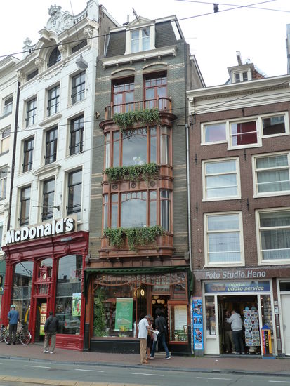 und einige 100m weiter stadteinwärts findet sich ein Jugendstilgebäude