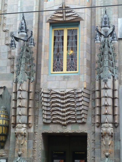 Die eklektizistische Mischung von Baustilen lässt neben dem vorherrschenden Art Déco auch Anklänge der Amsterdamer Schule und der Neugotik erkennen. Die Fassade mit ihren zwei auffallenden Türmen ist mit glasierten Ziegeln, Keramikskulpturen und schmiedeeisernen Gittern und Lampen verziert.