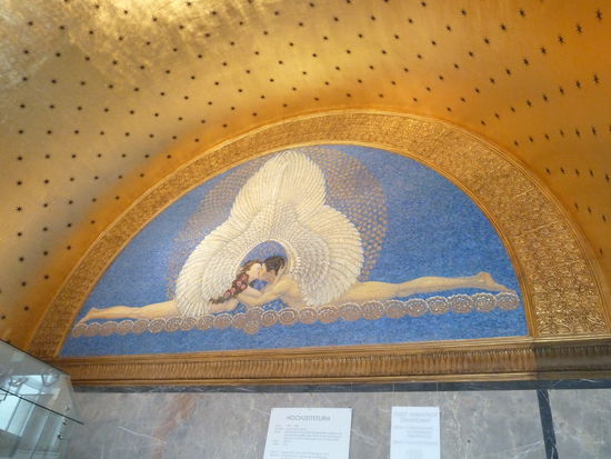 beide Mosaiken in der Eingangshalle stammen von Kleukens - sie zeigen Liebes- und Glücksmotive (oben der Kuß - unten Glücksgöttin)