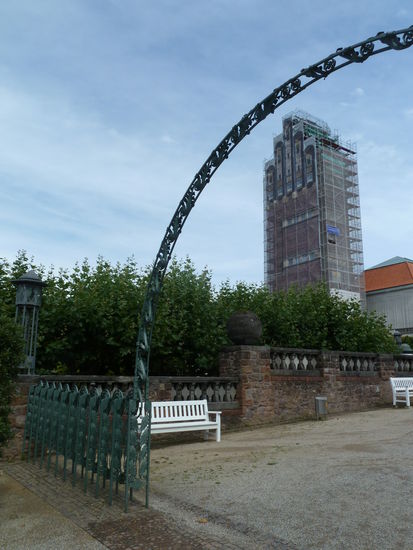 auf dem Vorplatz zum Ausstellungsgebäude fallen Jugendstilelemente als Trennglieder auf, die in den floralen Motiven und Formen an der Eingänge der Pariser Metro erinnern.