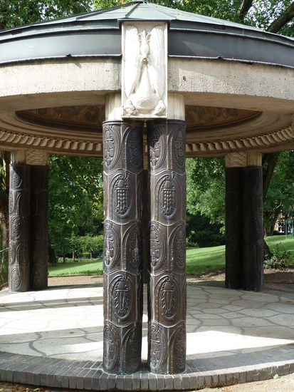 blüten- und schwanenverzierte keramischen Kacheln