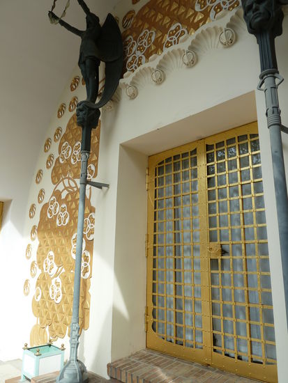 Der heutige Eingang liegt auf der anderen Seite des Gebäudes. Im nächsten Kapitel stelle ich dann zunächst die permanente Ausstellung vor.