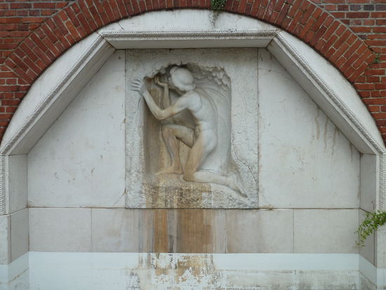 Den marmornen Wandbrunnen mit der Figur des trinkenden Jünglings schuf Bildhauer Ludwig Habich