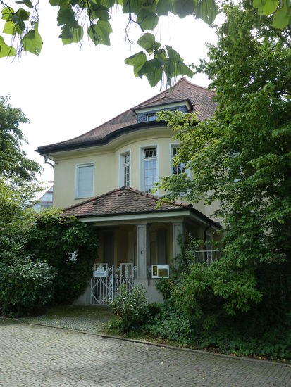 ein würfelförmiger Bau mit einer Kantenlänge von 12 Metern, der mit einem Zeltdach abschloß