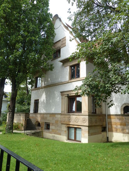 Metzendorf hat die vom Kaufmann Georg Kaiser In Auftrag gegebene Villa mit einer aufwendig verzierten und lebhaft gestalteten Fassade versehen. Das Zusammenspiel der gewellten Giebellinie, der Erker, der vorspringenden Fenster, der Fensterläden sowie der künstlerisch bearbeiteten Steine verliehen dem gesamten Bau ein malerisches Erscheinungsbild