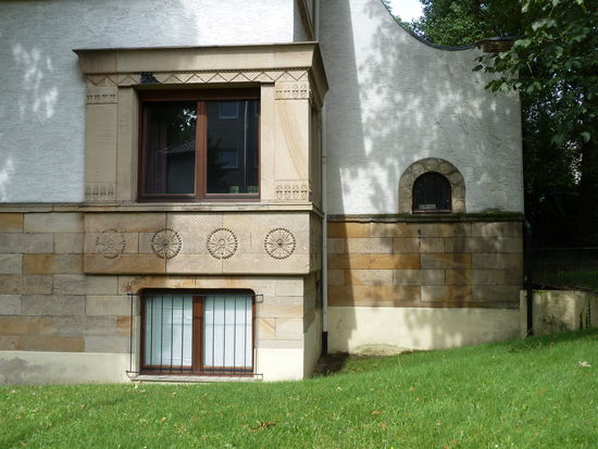 Die Fassade schmückt noch heute ein vom Bildhauer Ludwig Habich (1872-1949) gestaltetes Kalksteinrelief, auf dem ein Schäfer dargestellt ist.