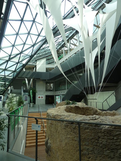 Die avantgardistische Architektur lässt die Besucher ein völlig neues Raumgefühl erleben und ist optimal geeignet für wissenschaftliche Kongresse und Konferenzen