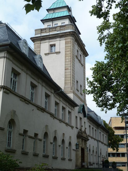 Erbaut wurde das Jugendstilbad 1907-1909. Architekt war August Buxbaum. Es weist insbesondere hinsichtlich seines Dekors Jugendstil auf, während die äußere Form sich eher an den Neoklassizismus anlehnt.