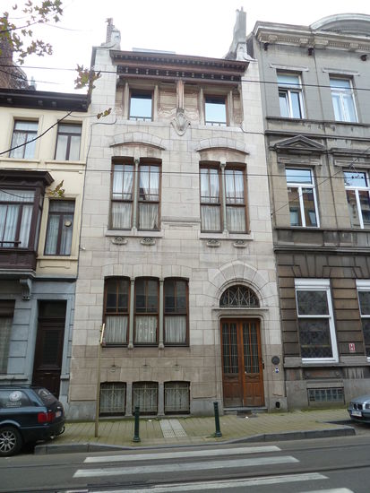 Die schlicht-wirkende Fassade muß man genau betrachten, um die zahrleichen Jugendstilelemente zu erfassen