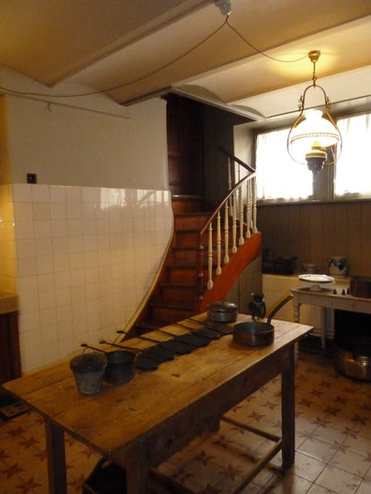 Die Besichtigung beginnt im Keller mit der Küche, in der eine (von mehreren) 'geheimen' Treppen Zugang zu den Wohnräumen schafft, ohne das Haupttreppenhaus zu benutzen.