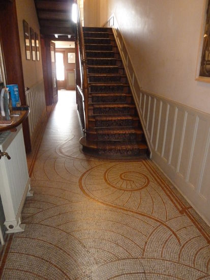 Im Erdgeschoss imponiert der Mosaikfußboden und