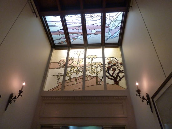 Im Treppenhaus zur 'bel etage' schaffen zwei zueinander senkrecht  angeordnete Jugendstilfenster für indirekte Beleuchtung.